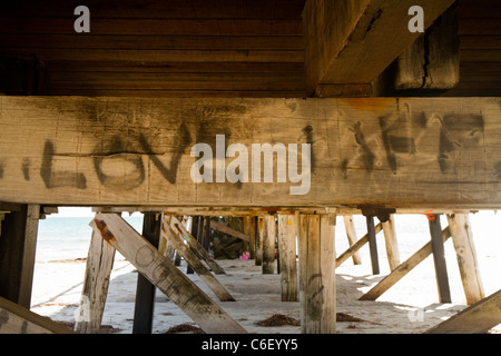 'Amour' de l'écriture graffiti sous la jetée au sémaphore, Australie du Sud Banque D'Images