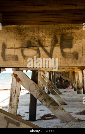 'Amour' de l'écriture graffiti sous la jetée au sémaphore, Australie du Sud Banque D'Images