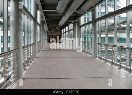 L'intérieur de la passerelle, une structure de deux étages reliant les tours jumelles Petronas, à Kuala Lumpur en Malaisie. Banque D'Images