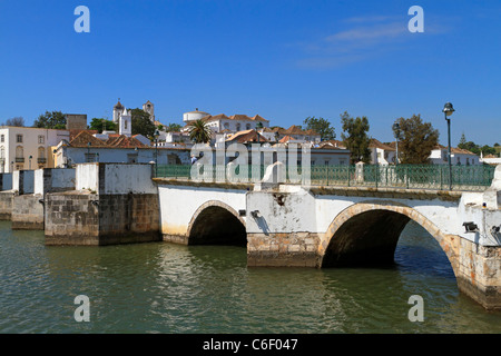 Ponte Romana Tavira, Algarve, Portugal. Bien qu'il est appelé le pont romain, les sept fenêtres cintrées pont historique est médiévale. Banque D'Images