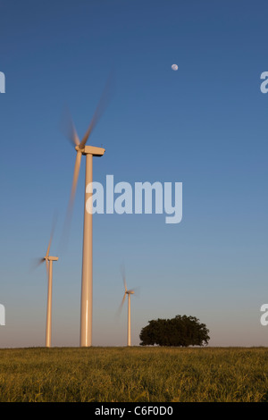 Un groupe d'éoliennes dans l'ouest du Texas vu au coucher du soleil Banque D'Images