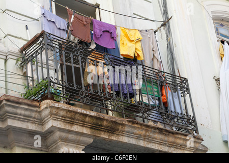 Vieux balcon plein de vêtements, de vêtements (vêtements). Pendu à la blanchisserie. mis hors ligne pour sécher la Havane, Cuba, octobre 2010 Banque D'Images