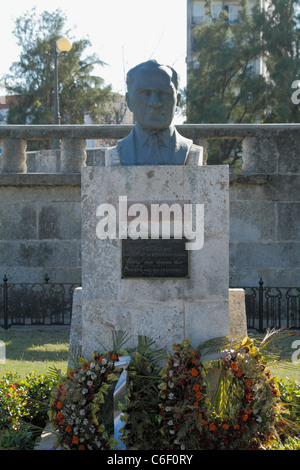 Fondateur de la République turque, Mustafa Kemal Atatürk bust (statue) dans la bande de Malecon de La Havane, Cuba, octobre 2010 Banque D'Images