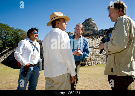 Le Président Felipe Calderon du Mexique tours Chichen Itza avec Peter Greenberg Banque D'Images