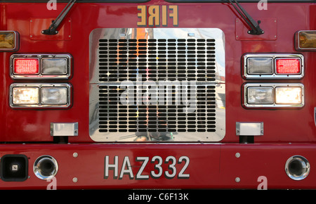 Vue de face d'un camion de pompiers canadiens de l'équipe risque chimique à une urgence, à Toronto, Canada Banque D'Images