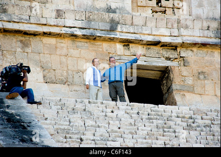 Le Président Felipe Calderon du Mexique tours Chichen Itza avec Peter Greenberg Banque D'Images