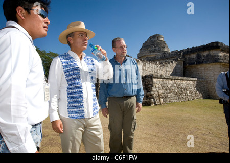 Le Président Felipe Calderon du Mexique tours Chichen Itza avec Peter Greenberg Banque D'Images