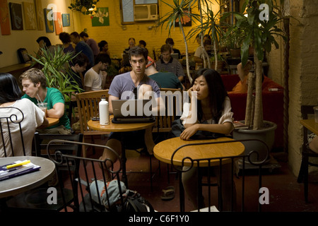 Les jeunes, surtout les étudiants, dans un café à New York. Banque D'Images