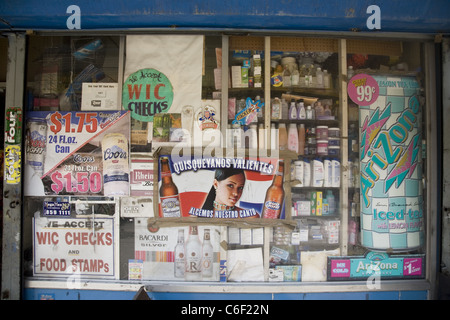 Vitrine du magasin annonçant la bière ainsi que l'acceptation des timbres alimentaires et des chèques WIC à Brooklyn, New York. Banque D'Images