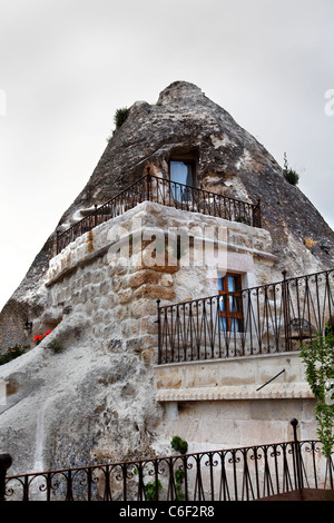 Rénovation d'une grotte calcaire formant un balcon avec des couches d'habitudes diagonal, portrait, copie espace et l'espace des cultures Banque D'Images