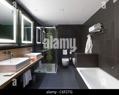 Intérieur d'une salle de bains dans un hôtel contemporain Banque D'Images