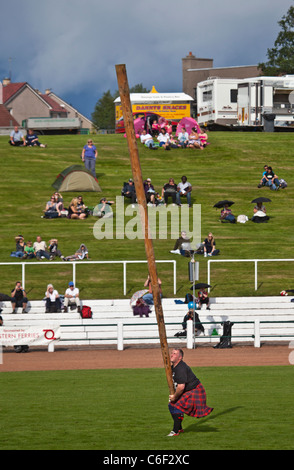 Le concurrent en kilt caber dans le lourd Événements à la Collecte 2011 Cowal Highland Banque D'Images