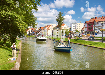 Gizycko, passage à travers le canal Luczanski, région de la Mazurie, Pologne, Europe Banque D'Images