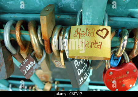 Cadenas fermé avec les noms gravés des amoureux de droit de l'amour éternel Banque D'Images