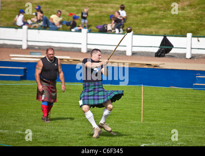 Jeter le marteau concurrent pratiquant, style écossais, avant la compétition dans les événements lourds au Cowal Highland Gathering 2011. Banque D'Images