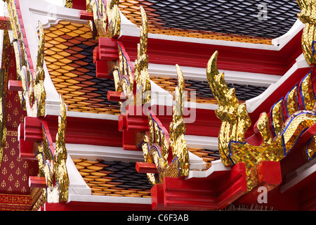 Toit de tuiles d'or orné de mosaïque sur un bâtiment dans le Wat Pho (temple Wat Phra Chetuphon) complexe dans Rattanakosin, Bangkok Banque D'Images