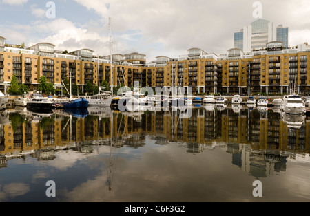 Réflexions d'édifices modernes et bateaux amarrés à St Katharine's dock marina London UK Banque D'Images