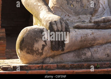 Bouddha à la Wat Mahathat qui selon la tradition a été construit en 1384, situé dans le complexe du temple d'Ayutthaya Banque D'Images