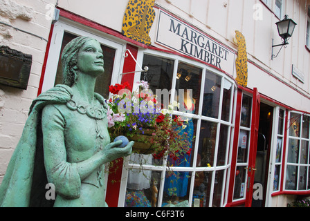 Boutiques colorées à l'expérience de Glastonbury Glastonbury en Angleterre Somerset High Street Banque D'Images