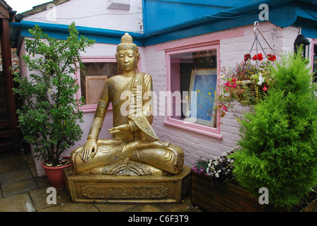 Bouddha sculpture à l'expérience de Glastonbury Glastonbury en Angleterre Somerset High Street Banque D'Images