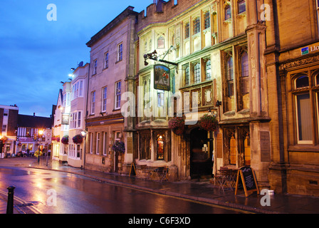 Le George & Pilgrim pub à Glastonbury High Street Somerset en Angleterre au crépuscule Banque D'Images