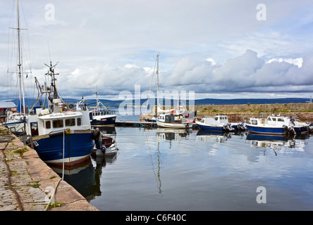 Cromarty Harbour dans l'île Noire de l'Écosse avec la pêche et bateaux de plaisance Banque D'Images