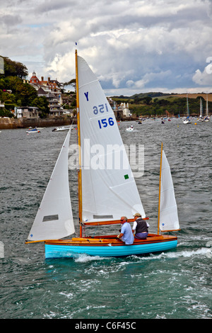 Un yawl Salcombe canot racing dans l'estuaire de Salcombe, Devon, England, UK Banque D'Images