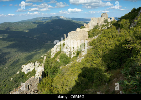 Les ruines de château cathare de Peyrepertuse sur une colline en Roussillon, France Banque D'Images