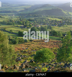 Une vue de bord Curbar montrant un village rural typique dans la douce lumière d'un début de soirée d'été. Banque D'Images