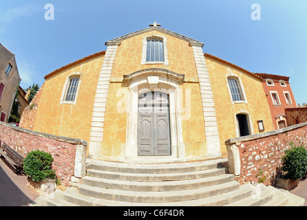 Peint ocre St Michael's Church dans le Roussillon, département de Vaucluse, région de la Provence en France Banque D'Images