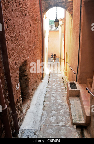 Ruelle étroite dans le Roussillon, département de Vaucluse, région de la Provence en France Banque D'Images