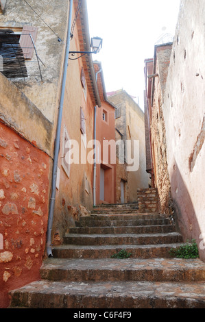 Escalier et maisons en Roussillon, département de Vaucluse, région de la Provence en France Banque D'Images