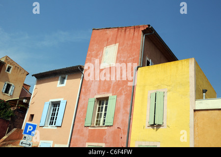 Maisons peintes en ocre Roussillon, département de Vaucluse, région de la Provence en France Banque D'Images