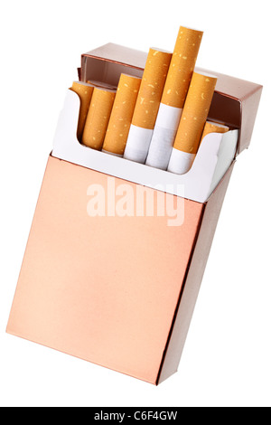 Paquet de cigarettes au cours de l'isolé sur fond blanc Banque D'Images