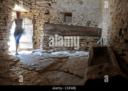 L'intérieur de l'ancienne étable avec mangeoire faite de pierres dans le village des Bories, à proximité de Gordes en Provence, France Banque D'Images