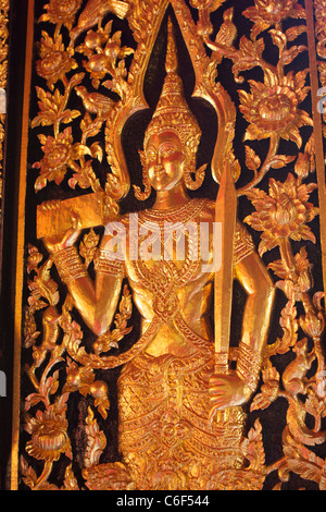 Panneau orné d'or à l'intérieur de Wat Phan sur, situé dans la vieille ville de Chiang Mai