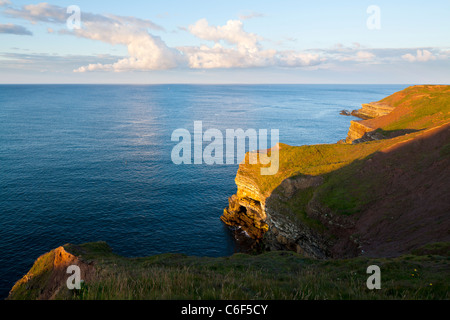 La lumière du soleil du soir sur Filey Brigg, Yorkshire du Nord. Banque D'Images