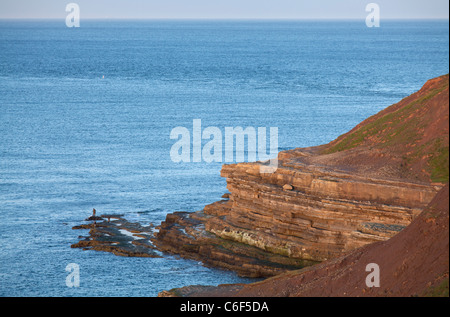La pêche sur Filey Brigg, Yorkshire du Nord. Banque D'Images