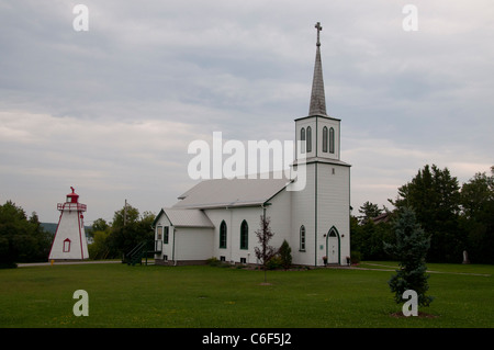 L'église anglicane St. Paul et le phare à Manitowaning. Banque D'Images