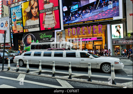 Limousine blanche, Times Square, Manhattan, USA. Banque D'Images