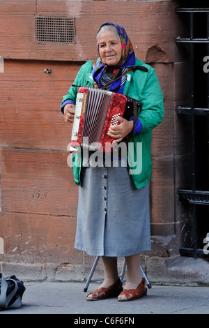 Vieille dame busker immigrants jouant à l'accordéon sur Buchanan Street, à Glasgow, Écosse, Royaume-Uni Banque D'Images