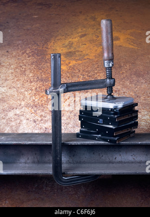 Vis de serrage lourde pression donnant à plusieurs disques durs. Studio shot pris en face de l'arrière-plan Banque D'Images