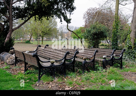 Clissold Park bancs Stoke Newington Hackney London England UK Banque D'Images