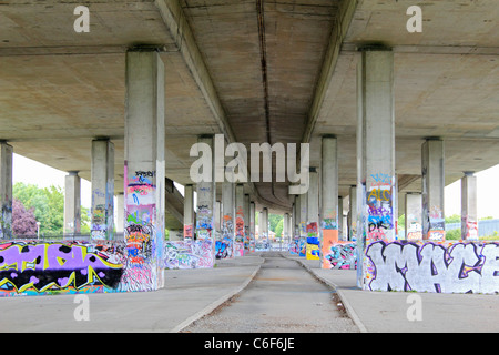 Graffitis sur les murs dans le cadre de l'A316 flyover Hanworth, Surrey, England, UK Banque D'Images