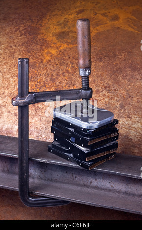 Vis de serrage lourde pression donnant à plusieurs disques durs. Studio shot pris en face de l'arrière-plan Banque D'Images