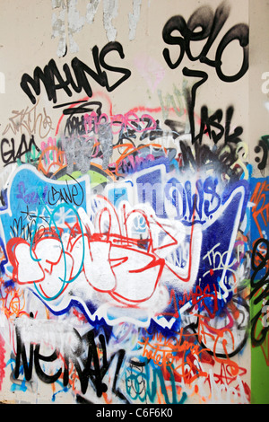 Graffitis sur les murs dans le cadre de l'A316 flyover Hanworth, Surrey, England, UK Banque D'Images