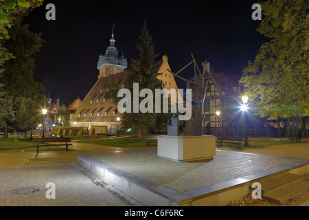 Le grand monument de l'astronome polonais Johannes Hevelius en arrière-plan du ciel étoilé. Gdansk, Pologne. Banque D'Images