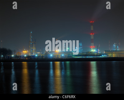 Misty raffinerie dans les nuit. Gdansk, Pologne. Banque D'Images