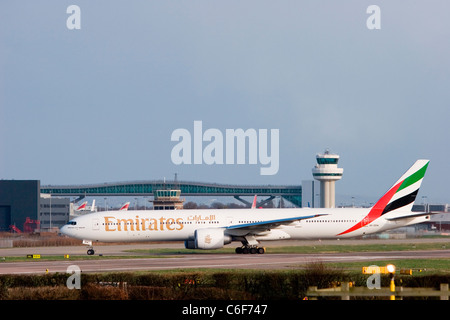 A6-EBW Unis Boeing 777-31H/ER roulage à Londres Gatwick Banque D'Images