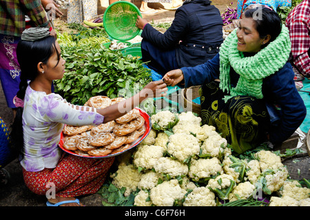 Marché en plein air de Htaukkyant, Myanmar (Birmanie) Banque D'Images